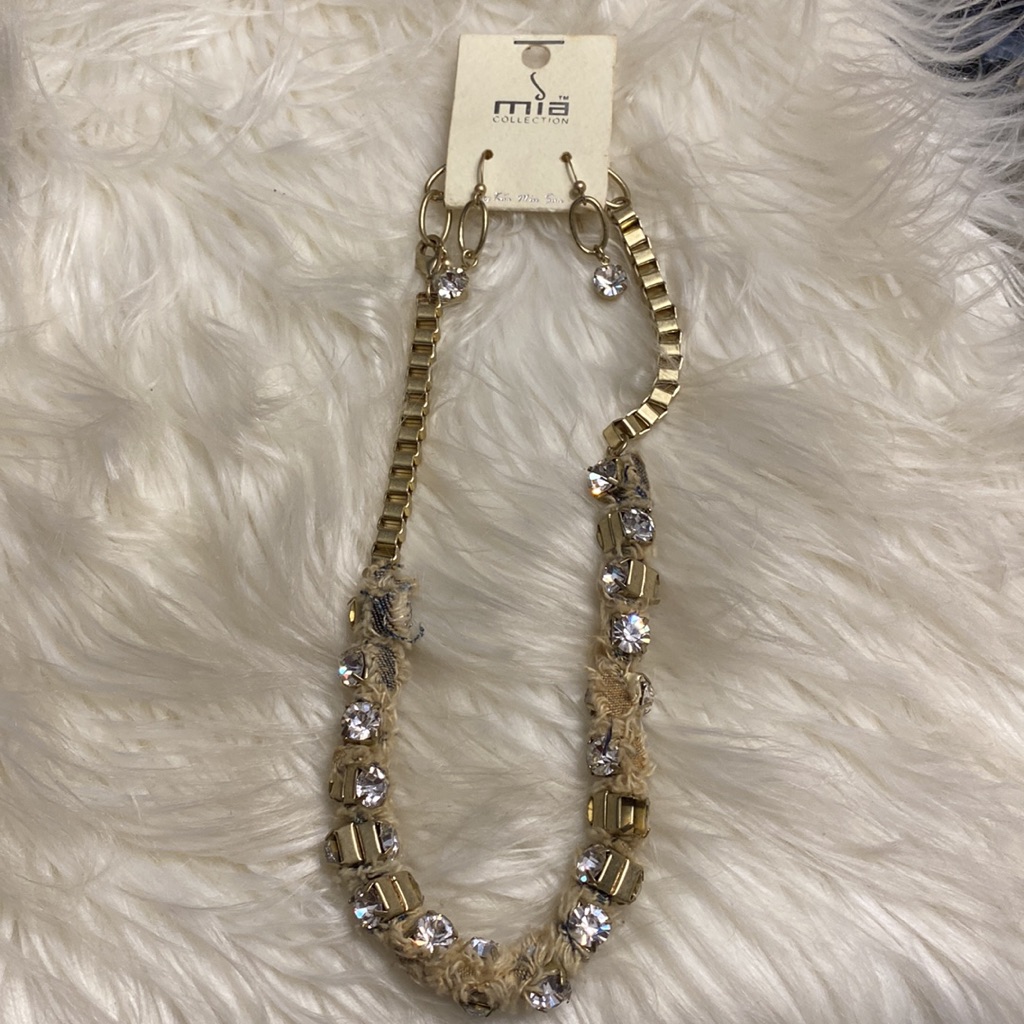 Mia Goldmetal Earring Cloth And White Gemstones Set!!